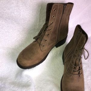 Super cute Clarks lace up combat boots, size 8.5